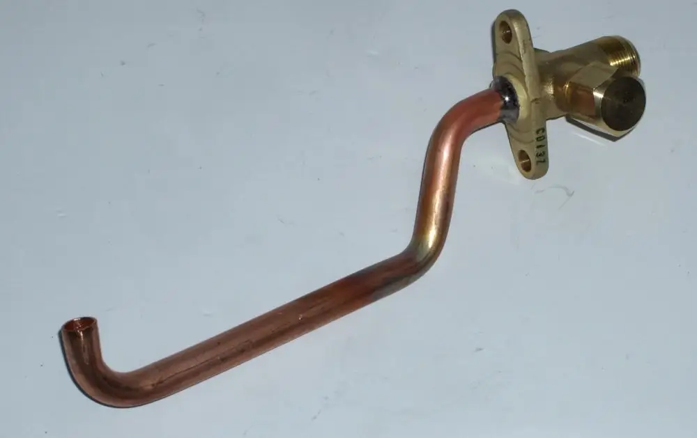 Gasventil mit einer gewundenen Kupferleitung und einem Anschlussstück zur Installation, geeignet für Anwendungen von Daikin.